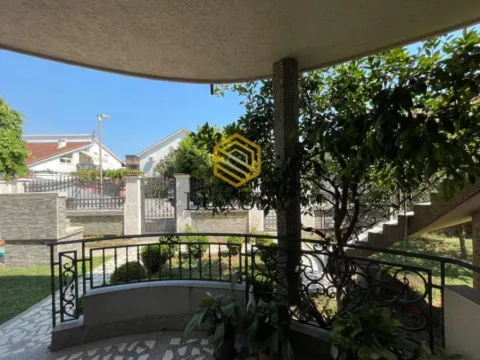 Rent, house, 200m², Stari Aerodrom, Podgorica - image 6