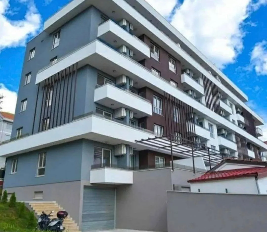 Spoljašnji izgled moderne višestambene zgrade sa terasama.