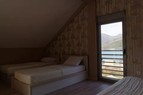 Potkrovlje opremljeno sa tri kreveta i pogledom na jezero. - image 6