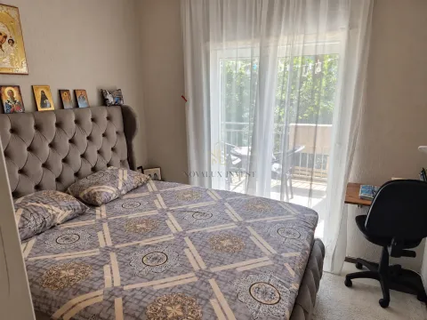 Namještena spavaća soba sa bračnim krevetom, radnim stolom i izlazom na terasu. - image 4