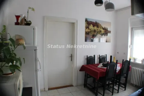 Kuhinja sa trpezarijskim stolom i stolicama. - image 16