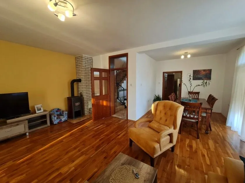 Rent, house, 180m², Tološi, Podgorica