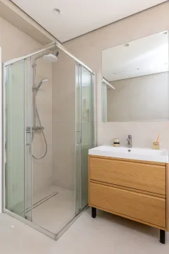 Moderne kupatilo sa tuš kabinom i umivaonikom. - image 13