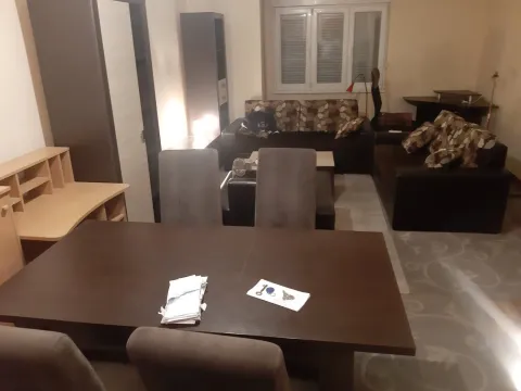 Dnevna soba sa trpezarijskim stolom i udobnim garniturama za sjedenje. - image 2