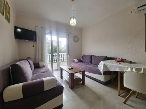 Rent, two bedroom apartment, 60m², Budva, Crna Gora - image 1