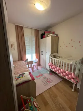 Dječija soba sa krevetićem, krevetom i ormarom. - image 10