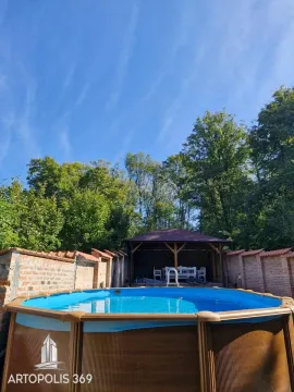 Dvorište sa bazenom i natkrivenim delom za sedenje. - image 7
