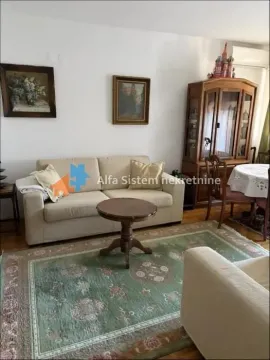 Dnevna soba sa garniturom za sedenje, stočićem i trpezarijskim delom u pozadini. - image 7