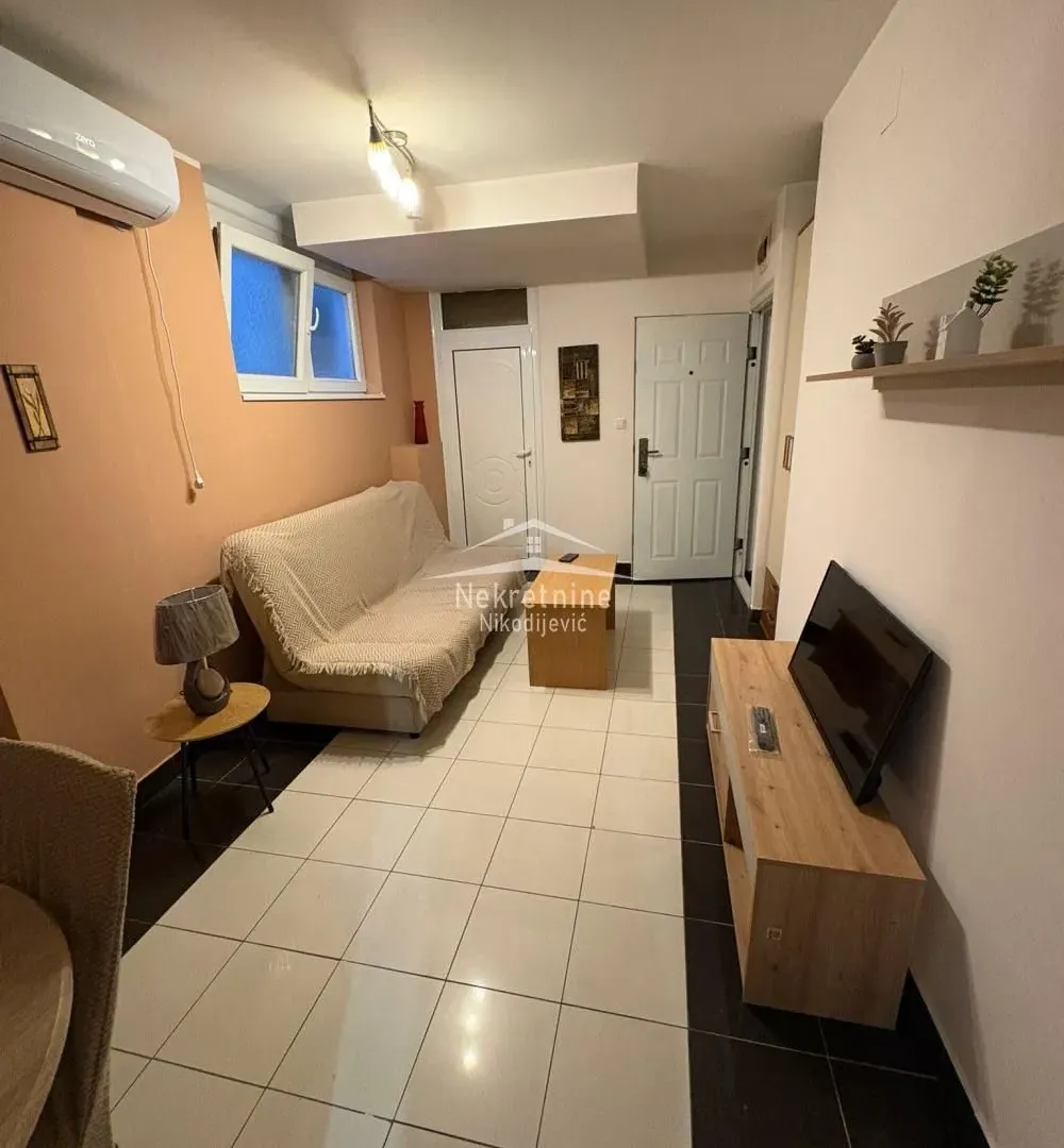 Izdavanje, jednosoban stan, 37m², Šumice, Beograd