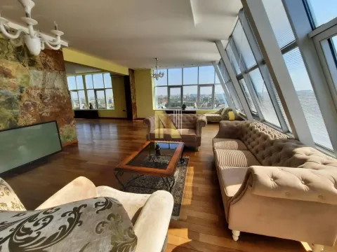 Izdavanje, stan, 263m², Bulevar Evrope, Novi Sad Sve Podlokacije - image 1