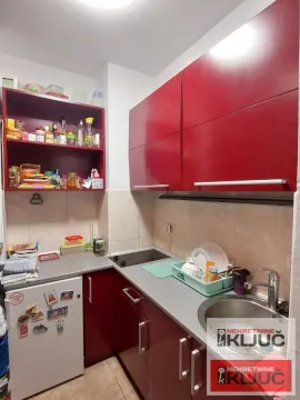 Manja kuhinja sa crvenim elementima i ugrađenim frižiderom. - image 4