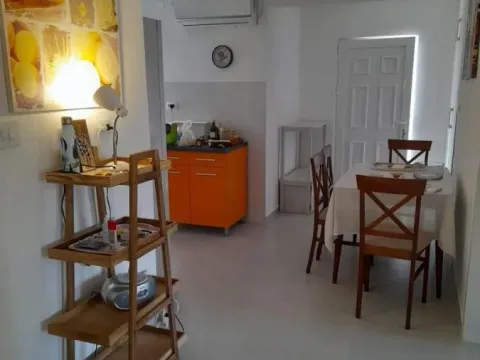 Prodaja, dvosoban stan, 66m², Centar, Tivat - image 1