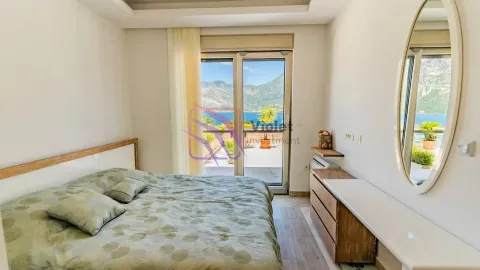 Spavaća soba sa bračnim krevetom i izlazom na terasu sa pogledom na more. - image 10