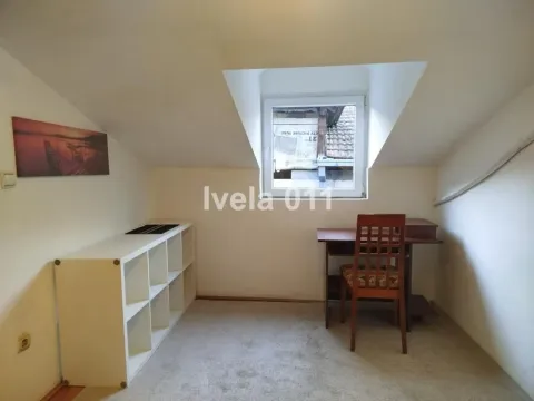 Potkrovlje opremljeno krevetom i pisaćim stolom. - image 9