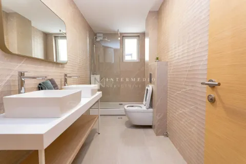 Moderne i svijetlo opremljeno kupatilo sa umivaonikom i tuš kabinom. - image 11