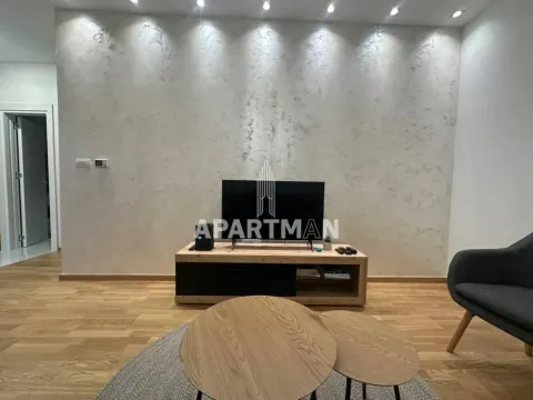 Pogled na deo dnevne sobe sa televizorom i stočićem. - image 4