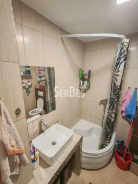Manje kupatilo sa tuš kabinom, umivaonikom i ogledalom. - image 18