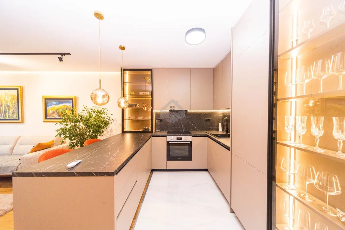 Izdavanje, dvosoban stan, 108m², Central Point, Podgorica