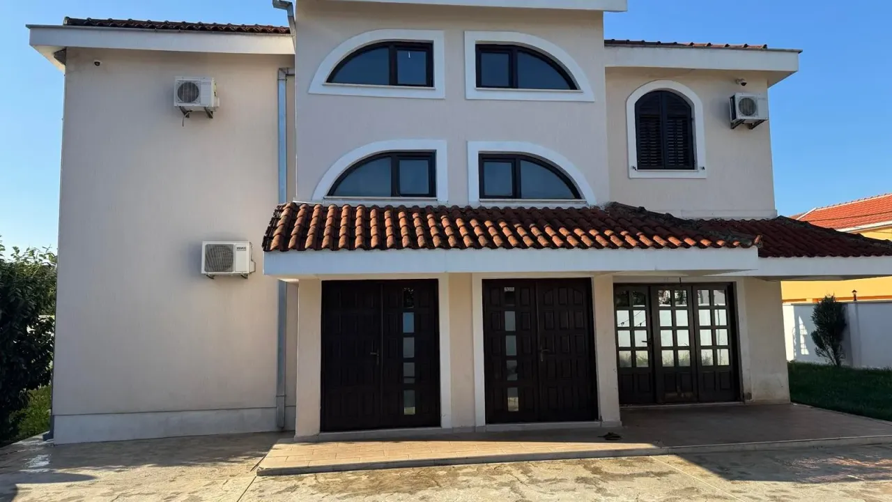 Prodaja, kuća, 340m², Tološi, Podgorica