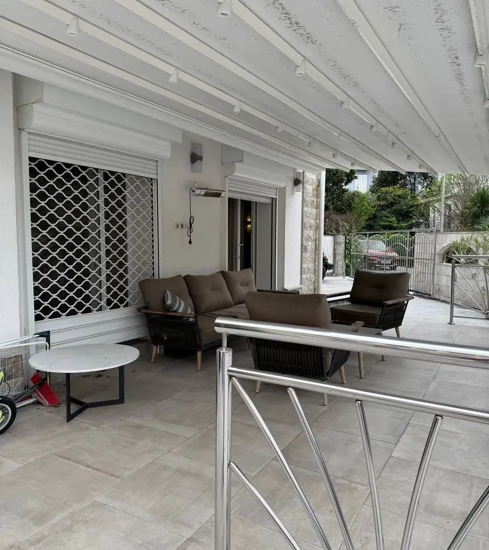 Izdavanje, dvosoban stan, 75m², Centar, Tivat