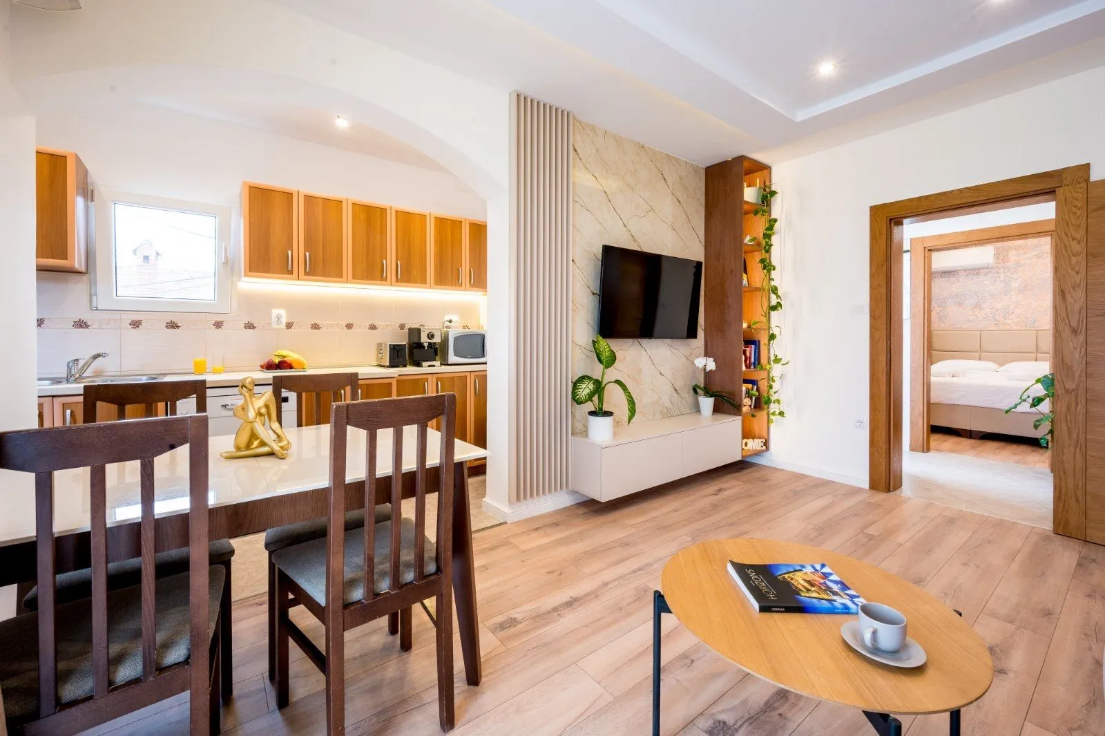 Izdavanje, dvosoban stan, 60m², Pod Kuk, Tivat