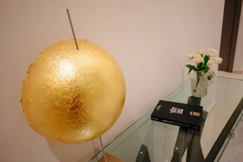 Dekorativni detalji na staklenom stolu. - image 12