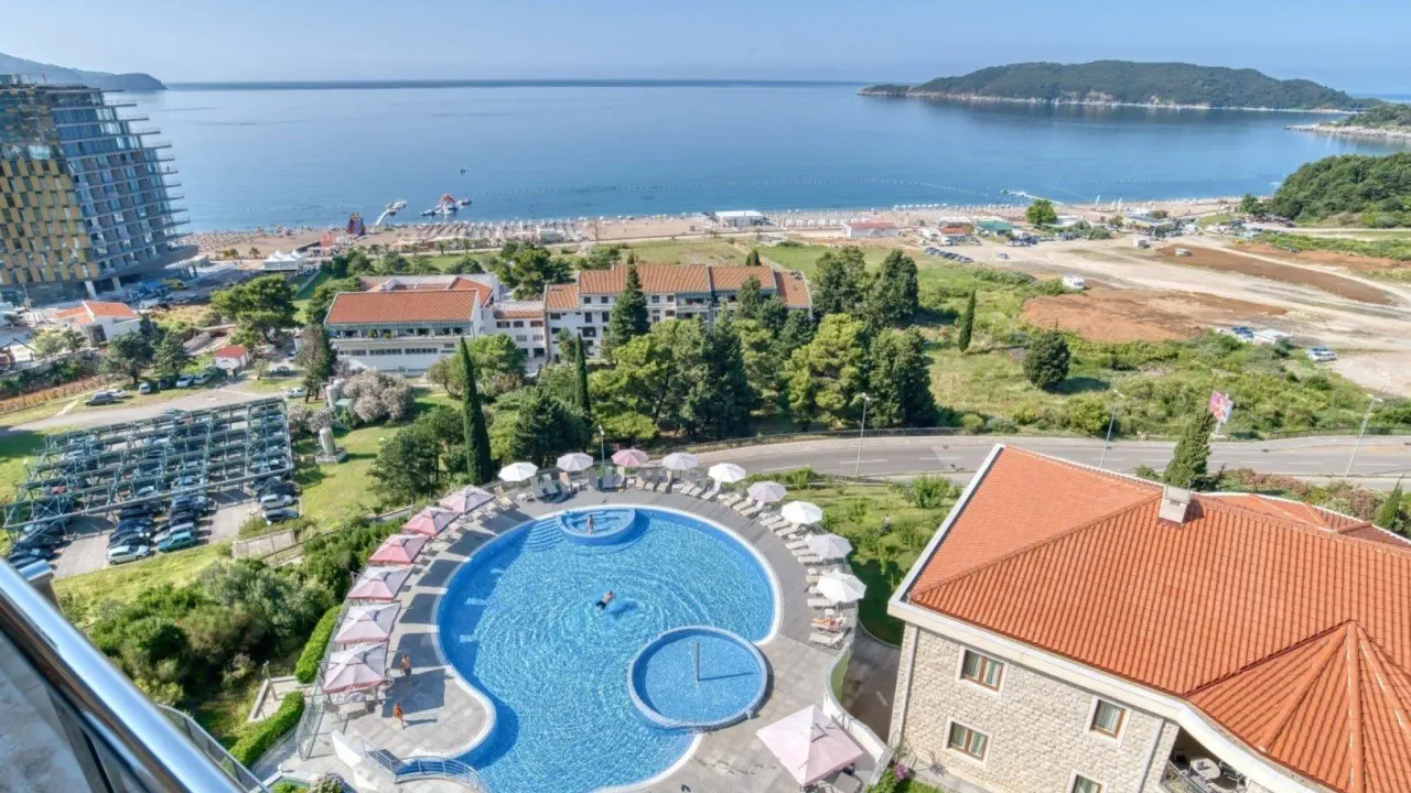 Sale, three bedroom apartment, 199m², Bečići, Budva