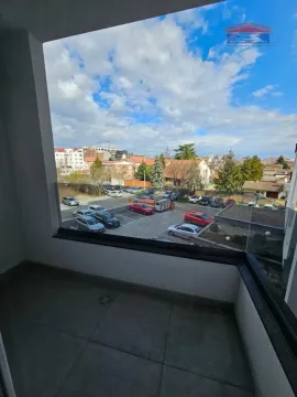 Manji popločani balkon sa pogledom na naselje i parking. - image 9