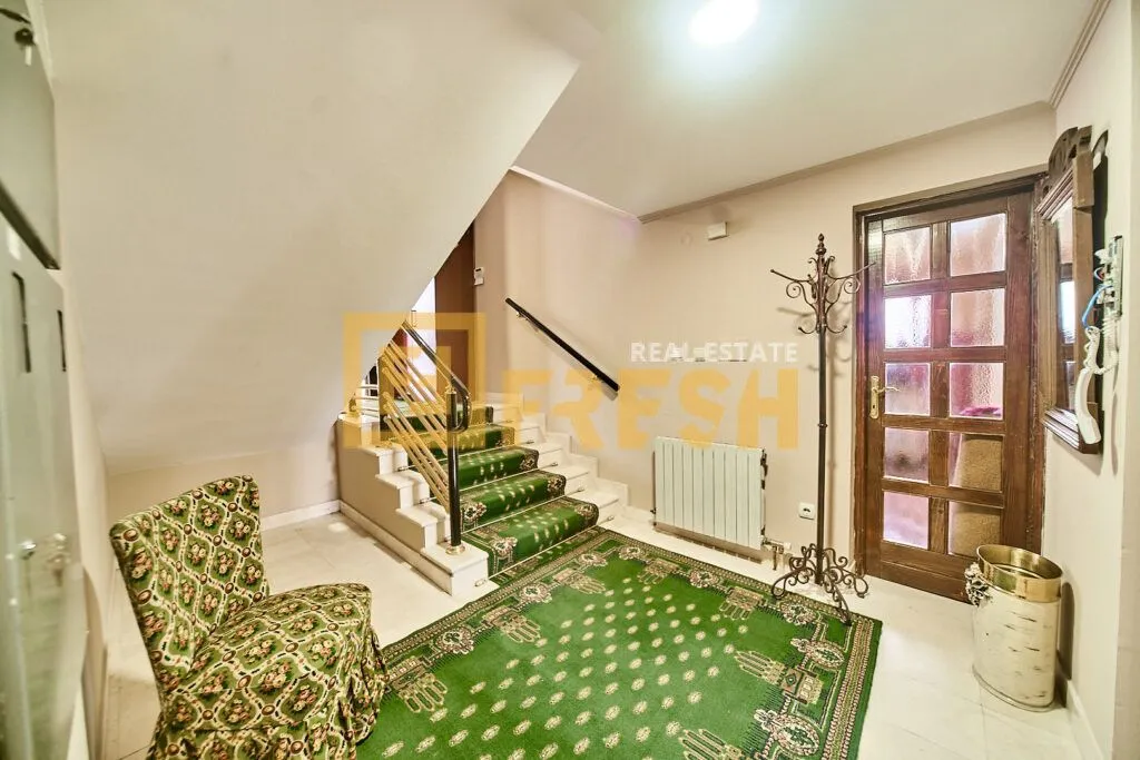 Izdavanje, kuća, 280m², Gorica C, Podgorica