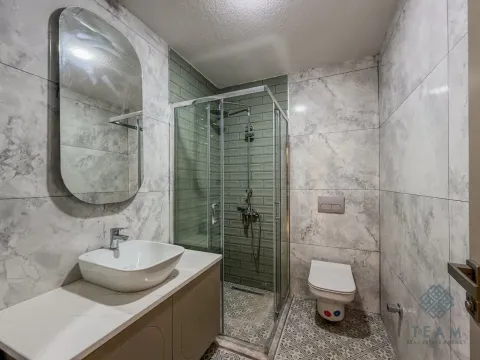 Moderne kupatilo sa tuš kabinom, umivaonikom i toaletom. - image 16
