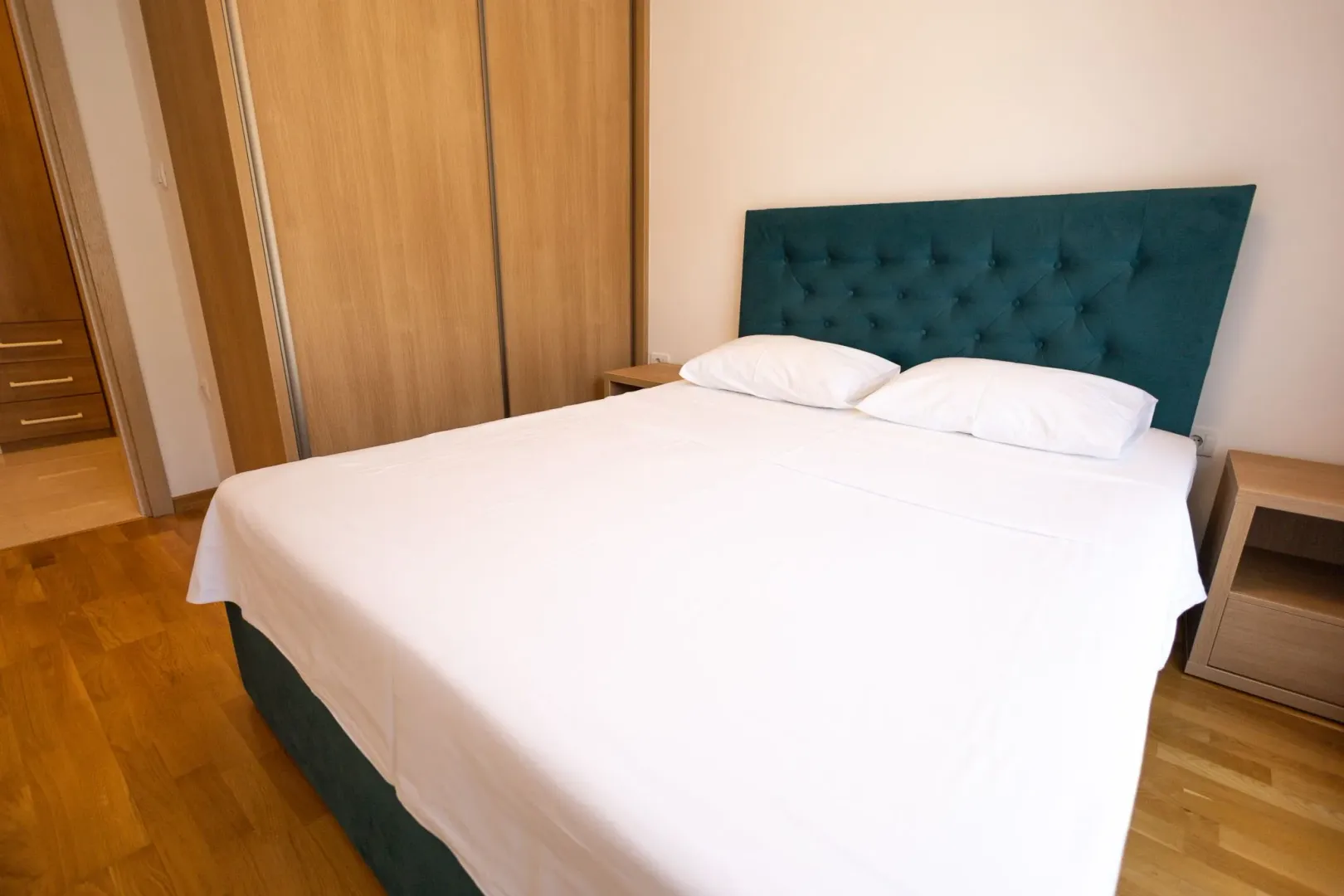 Furnished bedroom with a double bed and a fitted wardrobe.
