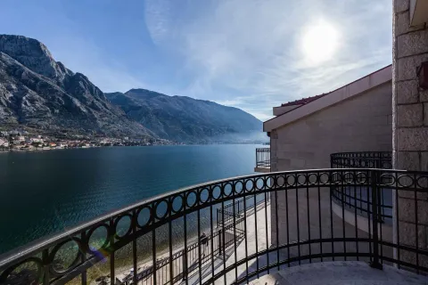 Balkon sa metalnom ogradom i pogledom na more i planine. - image 26