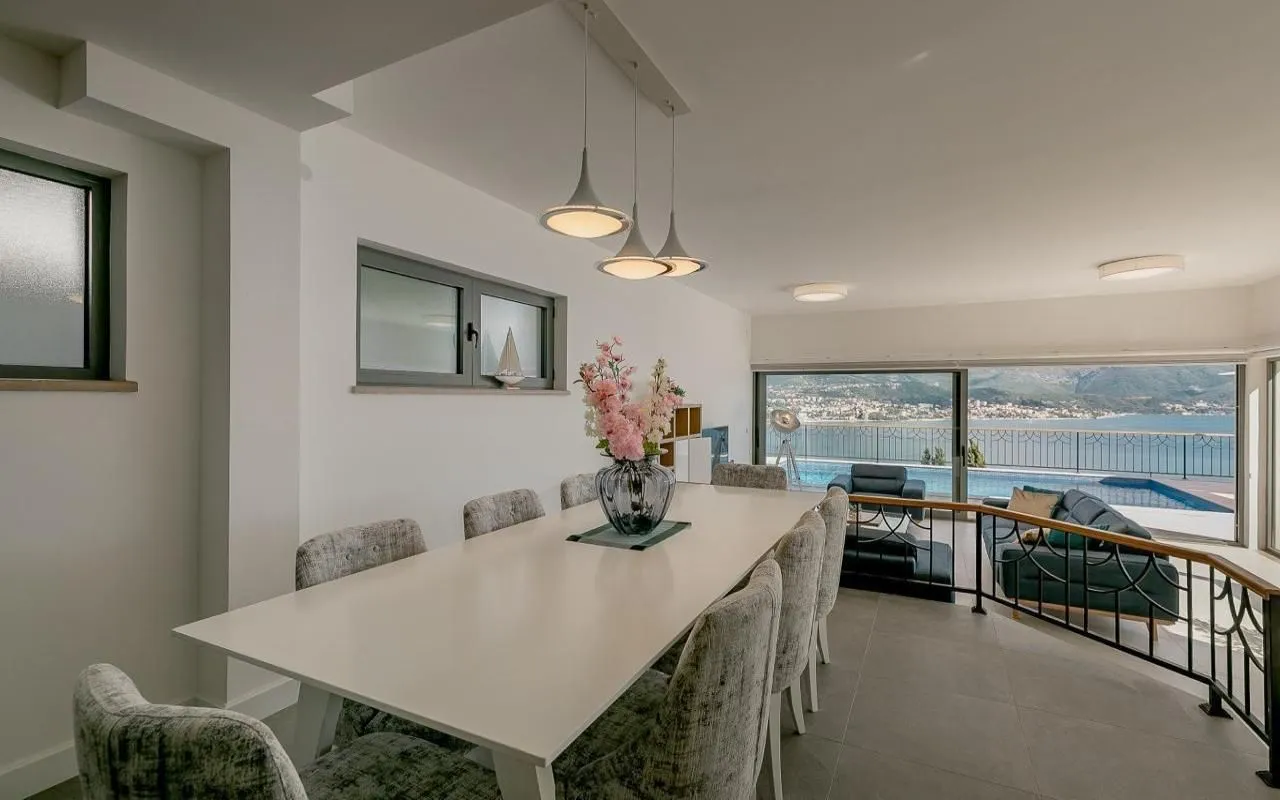 Prodaja, četvorosoban stan, 236m², Njivice, Herceg Novi