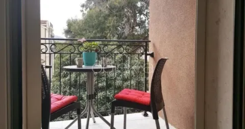 Manji namješten balkon sa stolom, stolicama i pogledom na zelenilo. - image 10