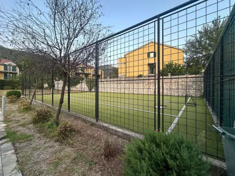 Ograđeni sportski teren sa vještačkom travom. - image 10