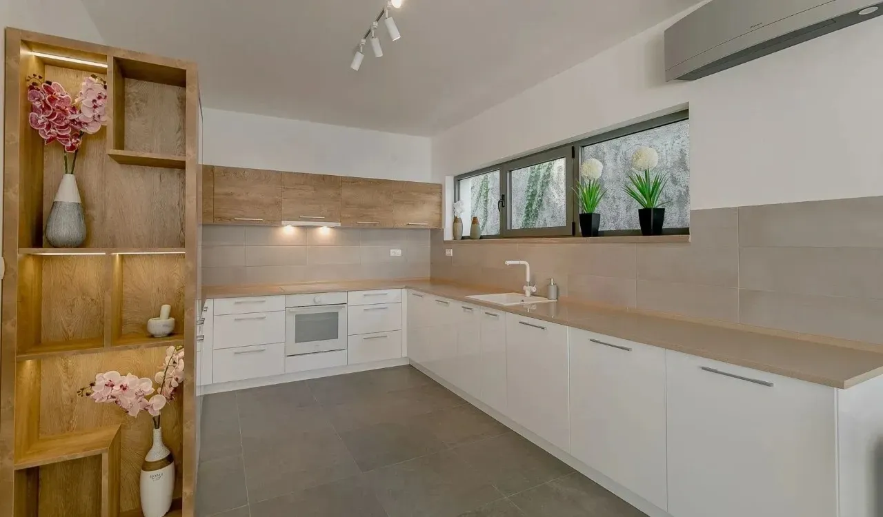Sale, house, 236m², Njivice, Herceg Novi