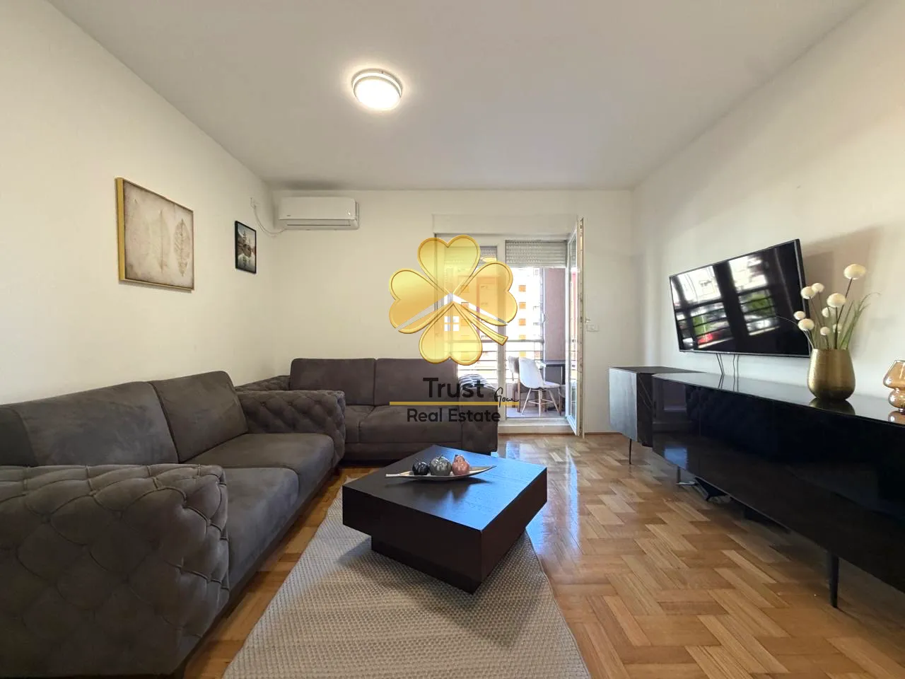 Living room with a sofa, TV, and access to the terrace.