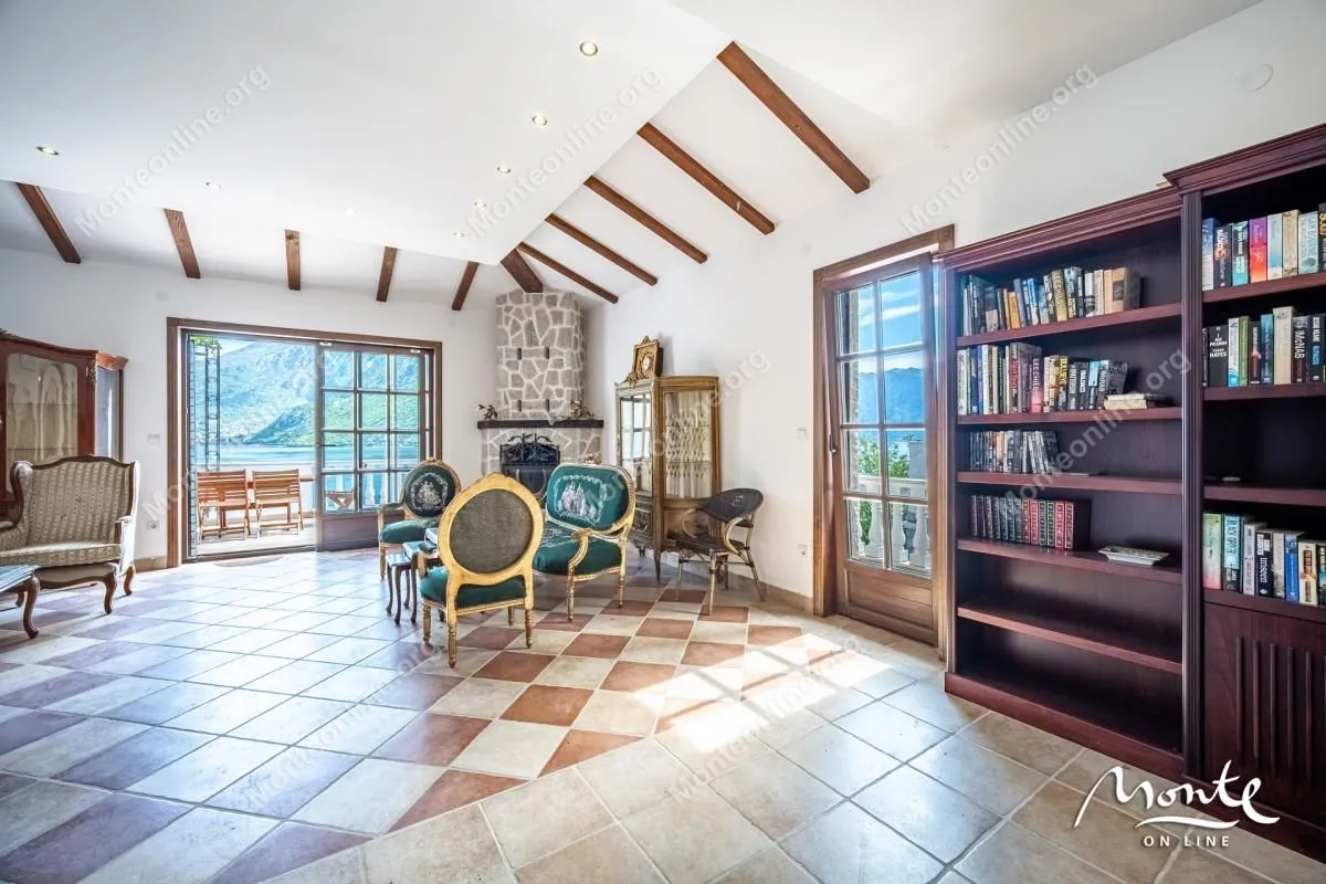 Prodaja, dvosoban stan, 92m², Kostanjica, Kotor