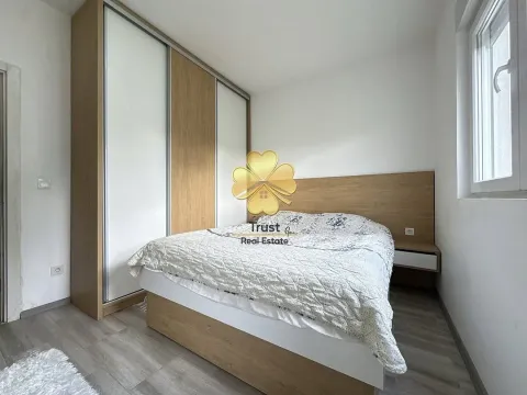 Furnished bedroom with a double bed and a built-in wardrobe. - image 9