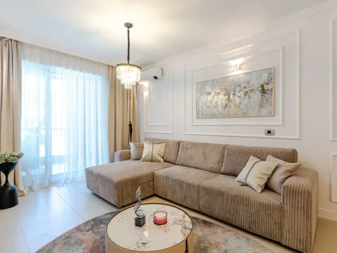 Izdavanje, dvosoban stan, 94m², Centar, Budva - image 1