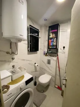 Manje kupatilo sa veš-mašinom, bojlerom i wc šoljom. - image 13