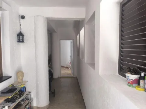 Natkriveni trem sa bijelim zidovima i pogledom na unutrašnjost. - image 3
