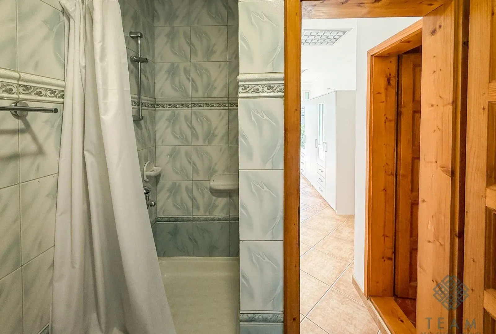 Izdavanje, kuća, 300m², Masline, Podgorica