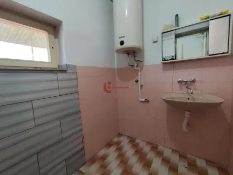 Manje kupatilo sa lavaboom, bojlerom i pločicama. - image 15