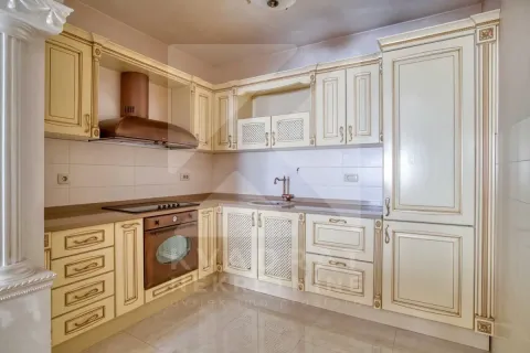 Kuhinja opremljena namještajem u klasičnom stilu i ugradnim kućnim aparatima. - image 7