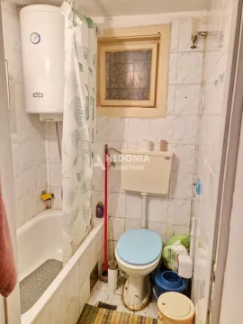 Manje kupatilo sa kadom, wc šoljom i bojlerom. - image 6