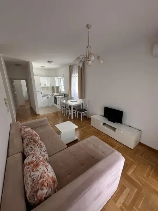 Izdavanje, dvosoban stan, 55m², Centar, Budva
