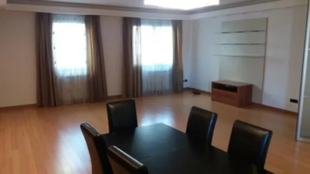 Izdavanje, četvorosoban stan, 180m², Vračar Sve Podlokacije, Beograd