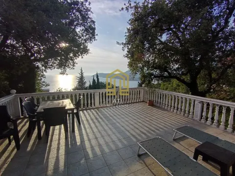 Prostrana terasa sa garniturom za sjedenje i pogledom na more. - image 8
