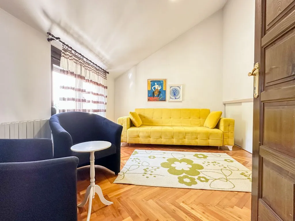 Izdavanje, kuća, 250m², Gorica C, Podgorica